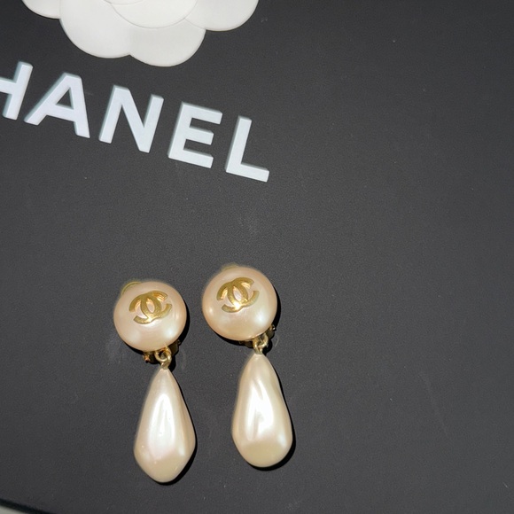 CHANEL Vintage Pearl CC Drop Clip On Earrings - Picture 5 of 6